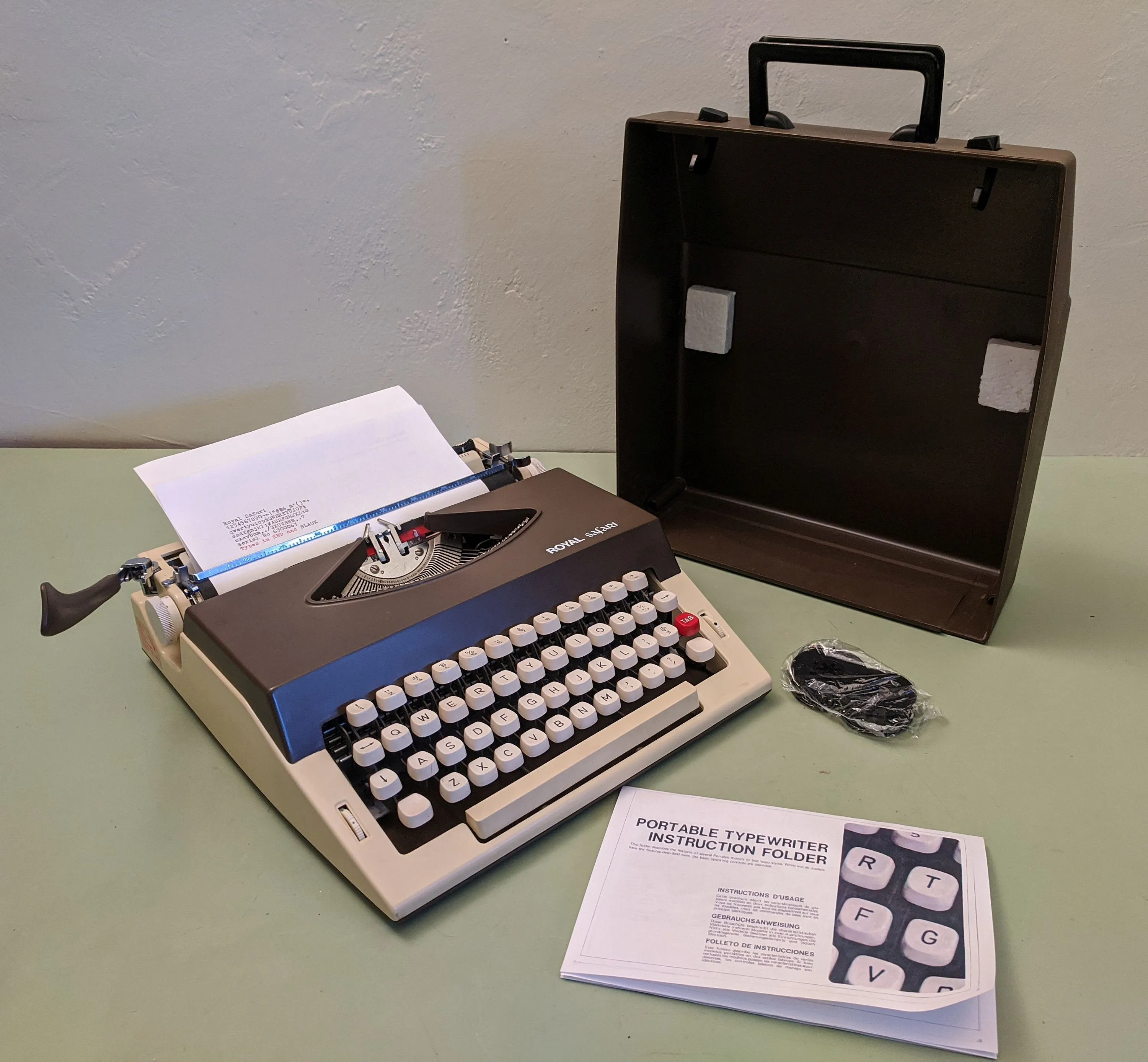 Royal Safari - Portable - Manual Typewriter F*S